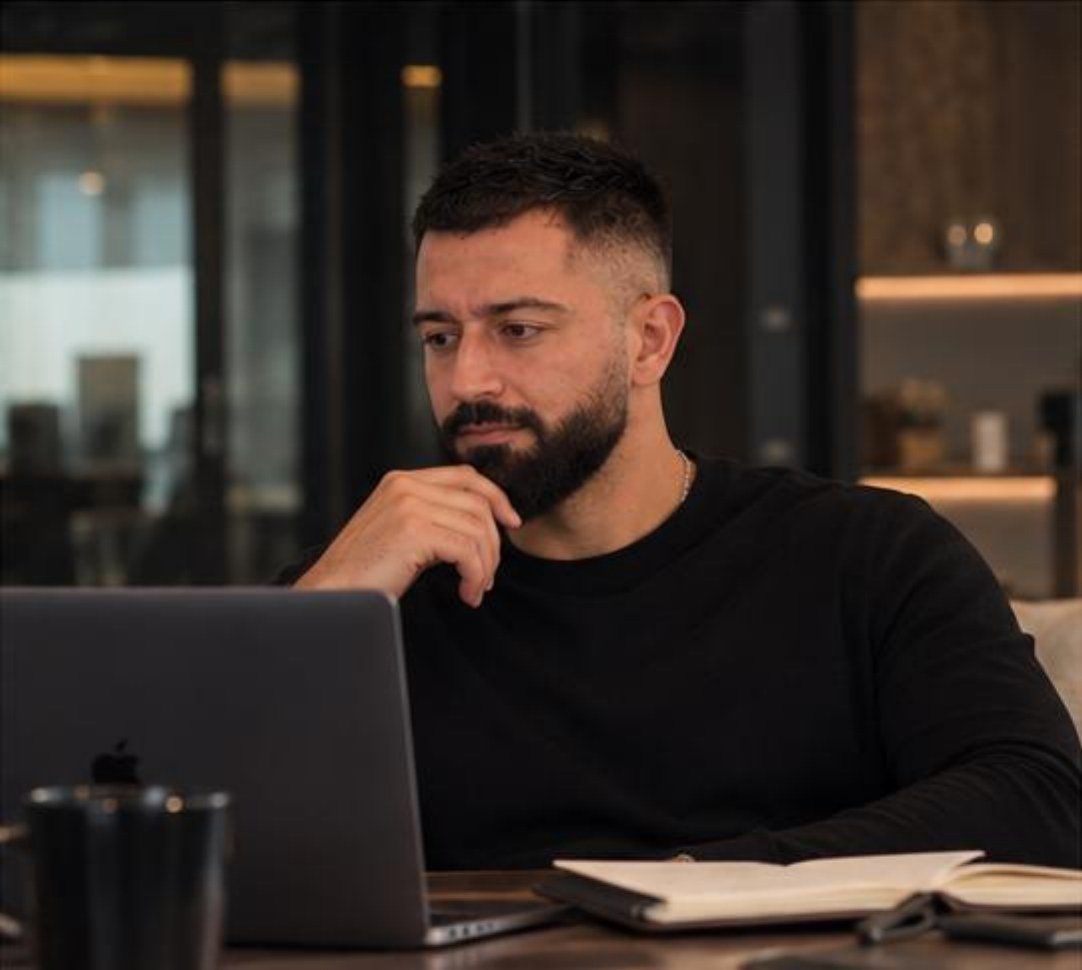 Bayram Ozan analyseert een financieringsdossier achter zijn laptop